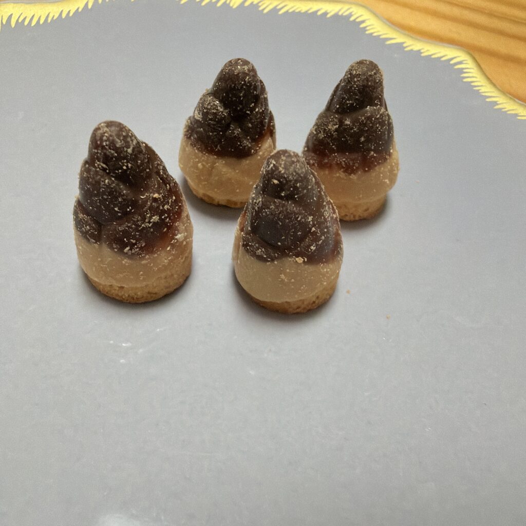 たけのこの里×シェ・シバタ『柚子香るヘーゼルプラリネ』 中身