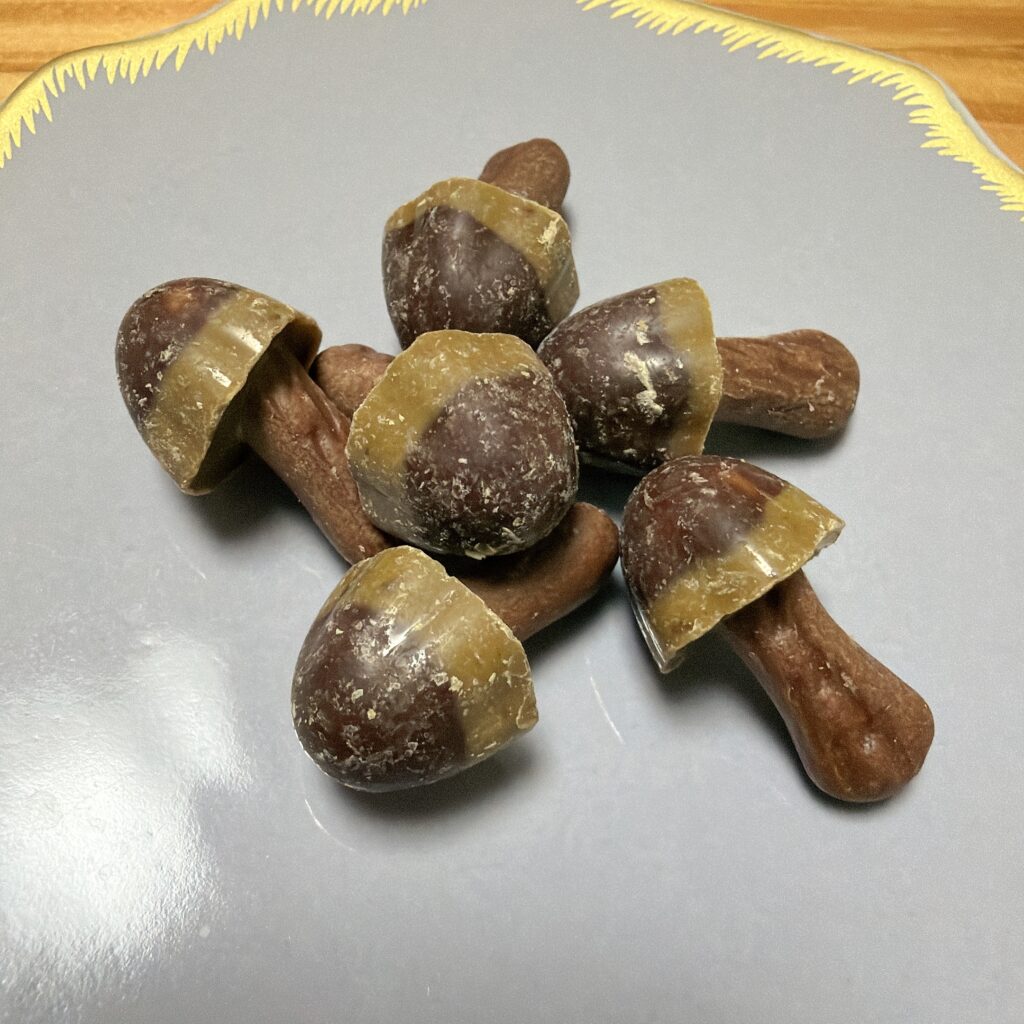 きのこの山×クラブハリエ『ヘーゼルプラリネ＆抹茶』　中身