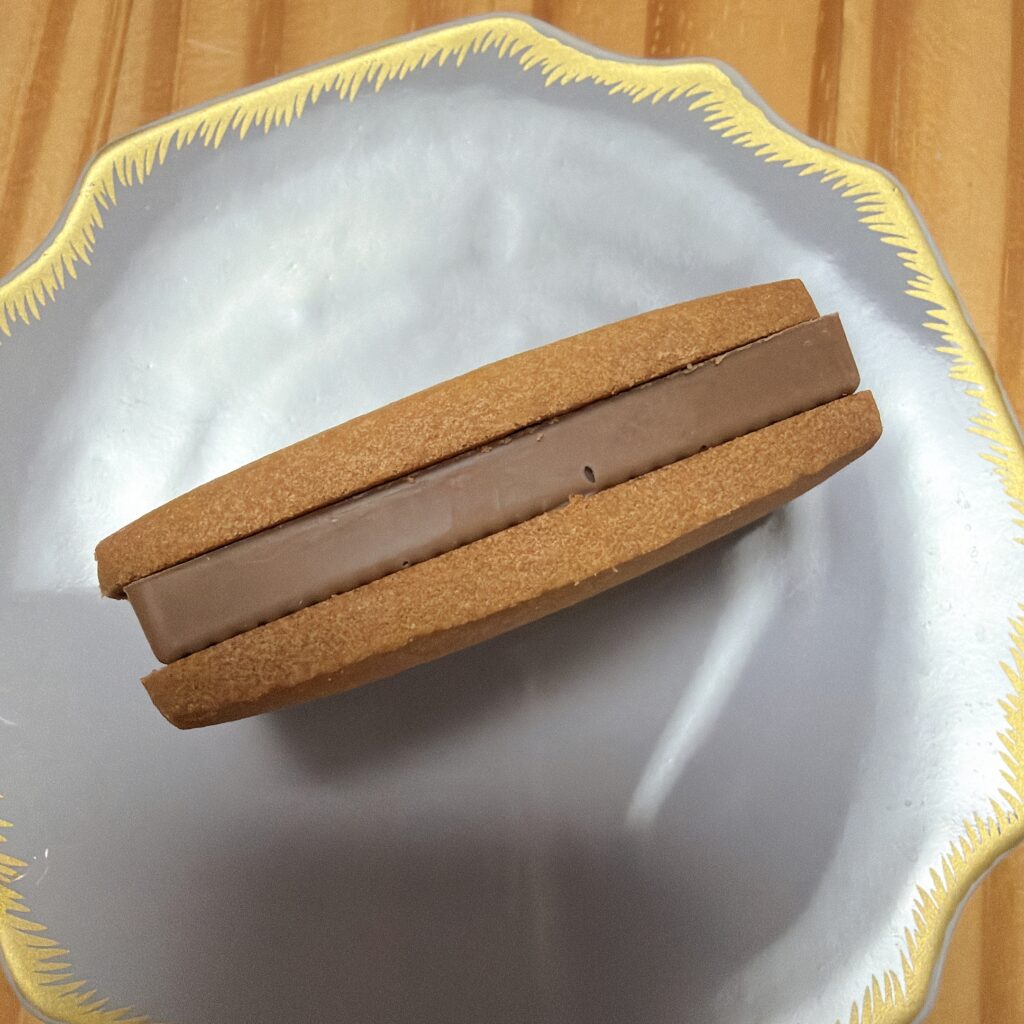 チョコレートサンドクッキー 塩キャラメル 横