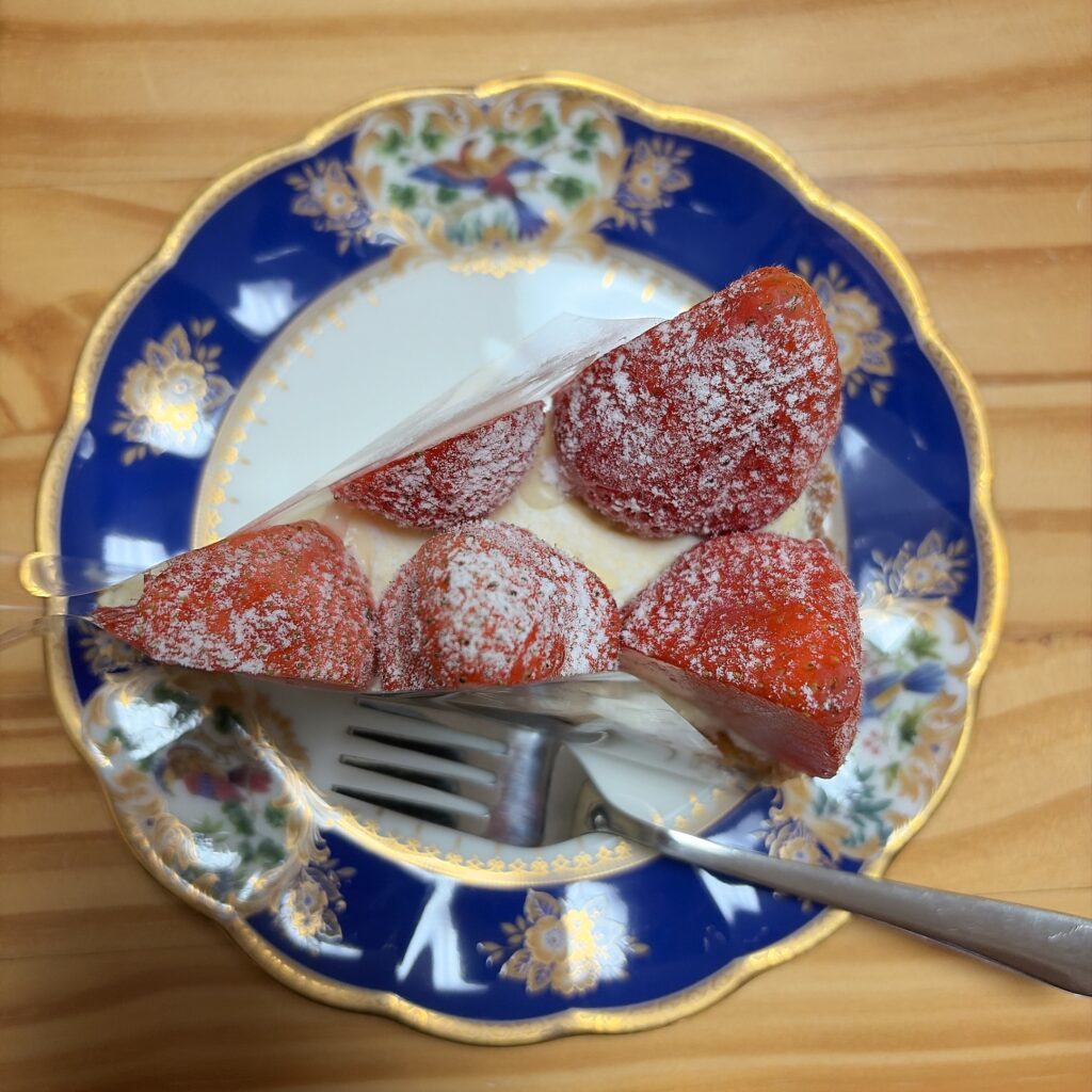 苺のホワイトチョコレートのタルト　上