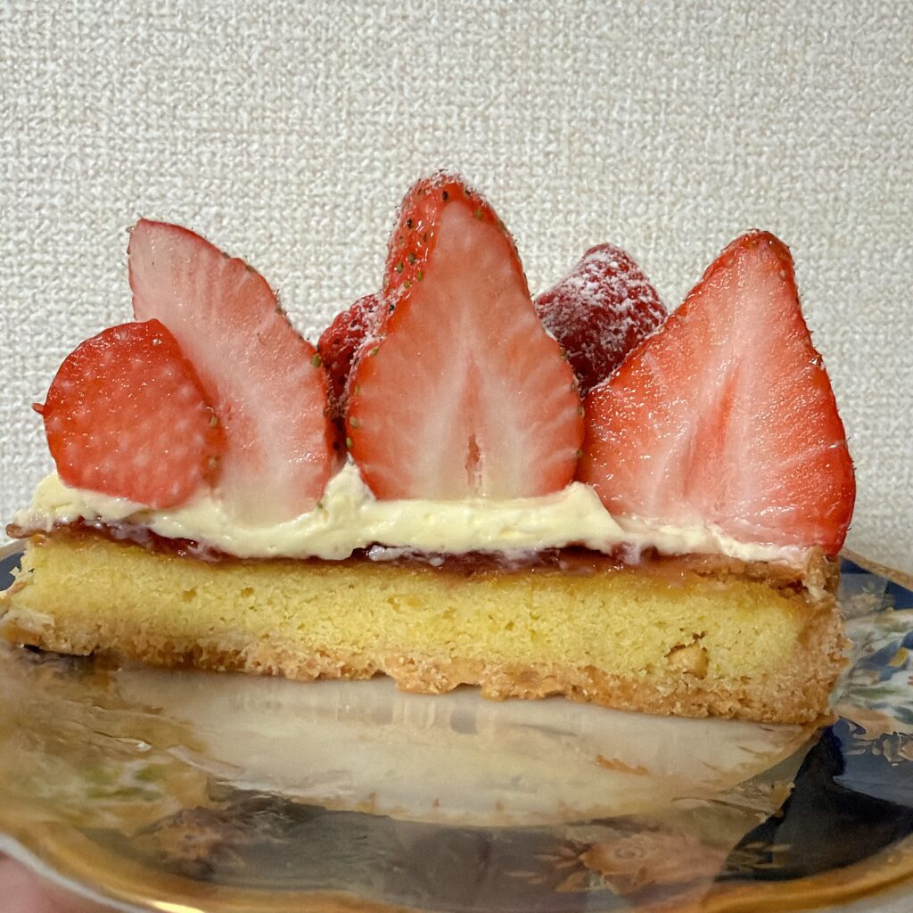 苺のホワイトチョコレートのタルト　横