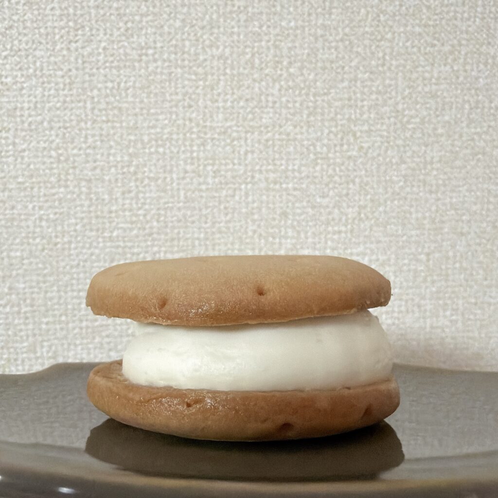 しっとりビスケットサンド クリーム 横