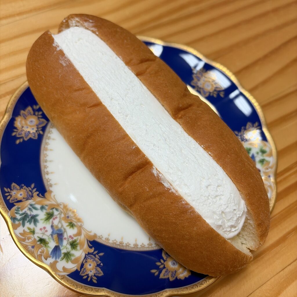 生コッペパン（たっぷりミルクホイップ）　中身