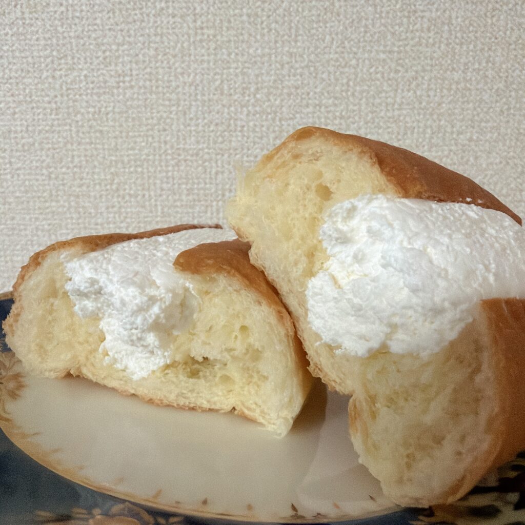 生コッペパン（たっぷりミルクホイップ）　断面