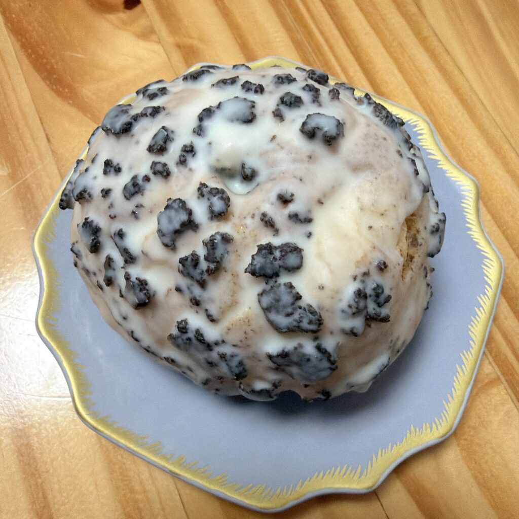 白いブラックサンダー　クッキー＆クリームシュー　中身