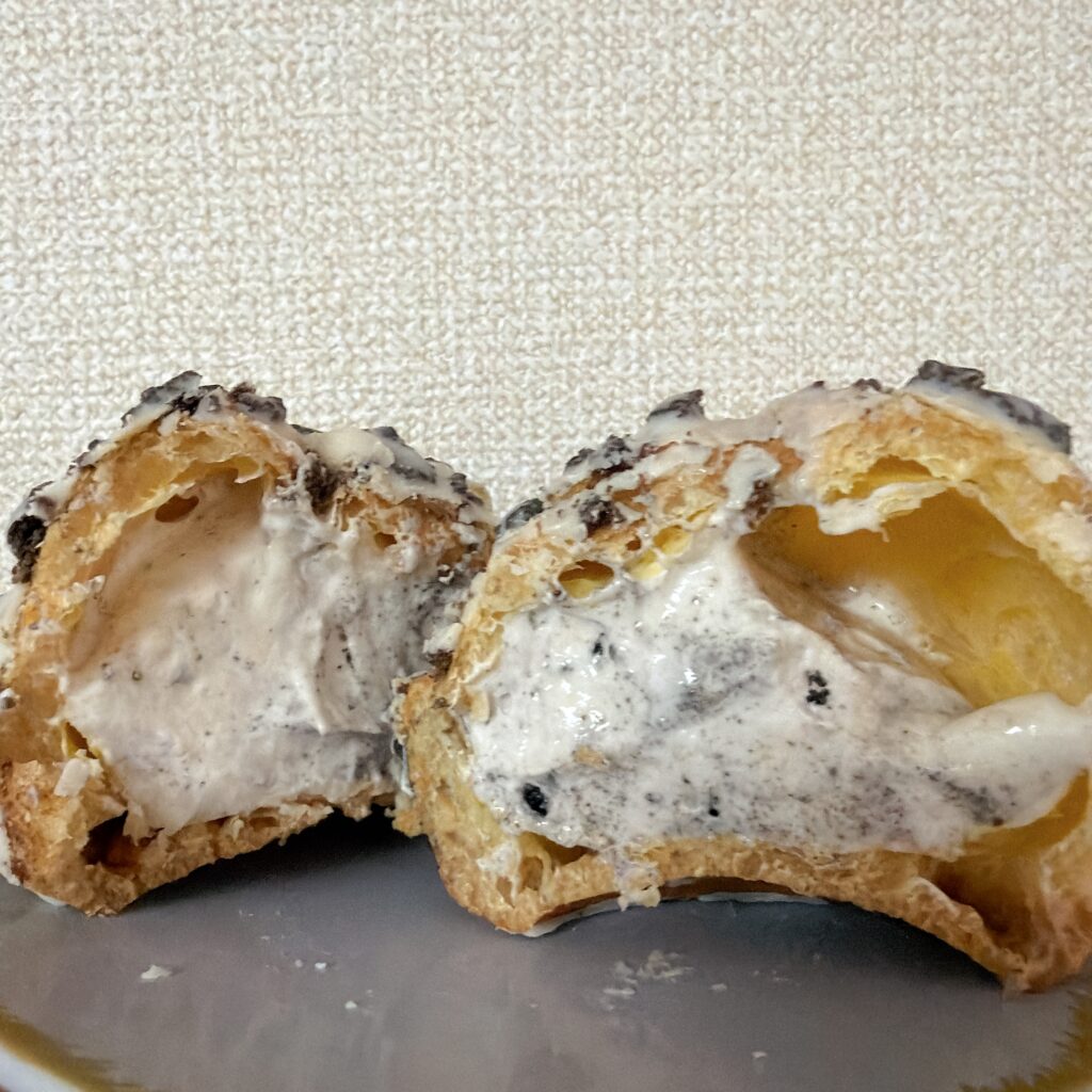 白いブラックサンダー　クッキー＆クリームシュー　断面